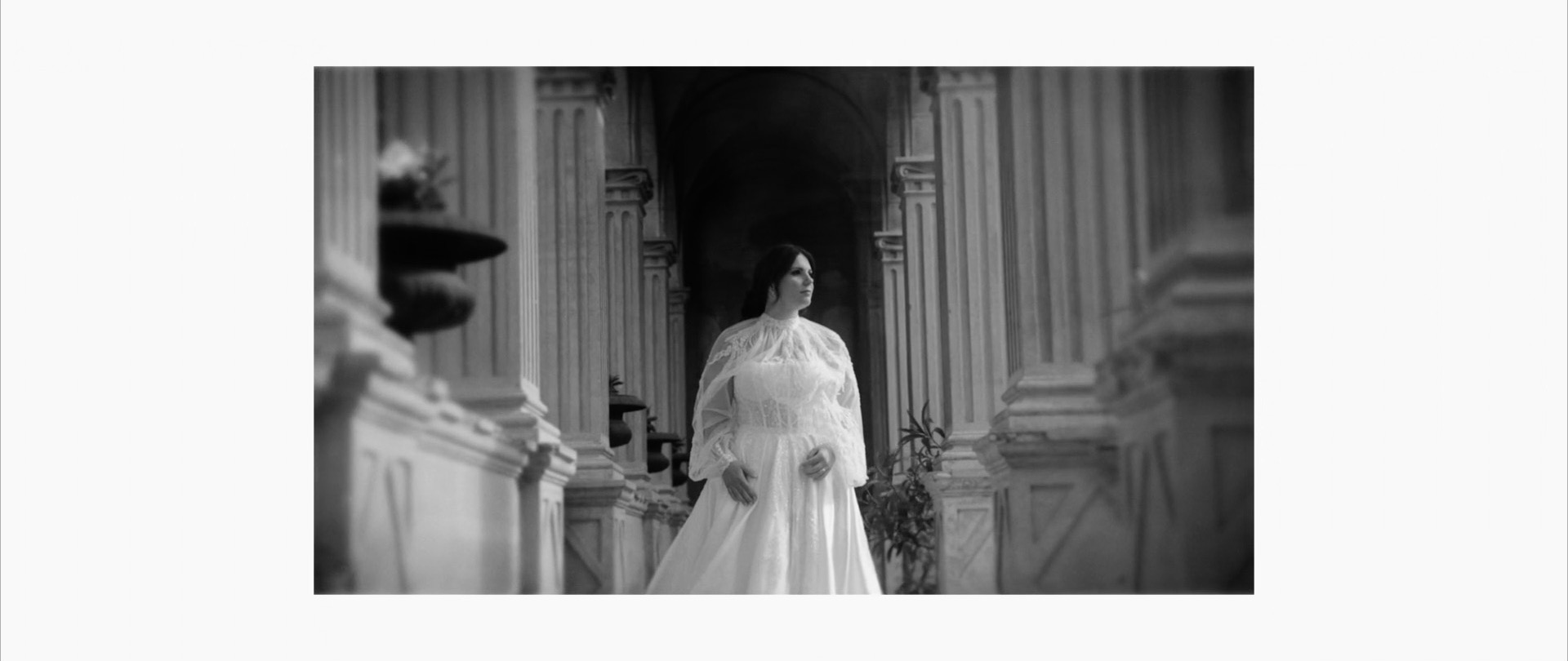 Mariée en noir et blanc dans un palais — extrait de film
