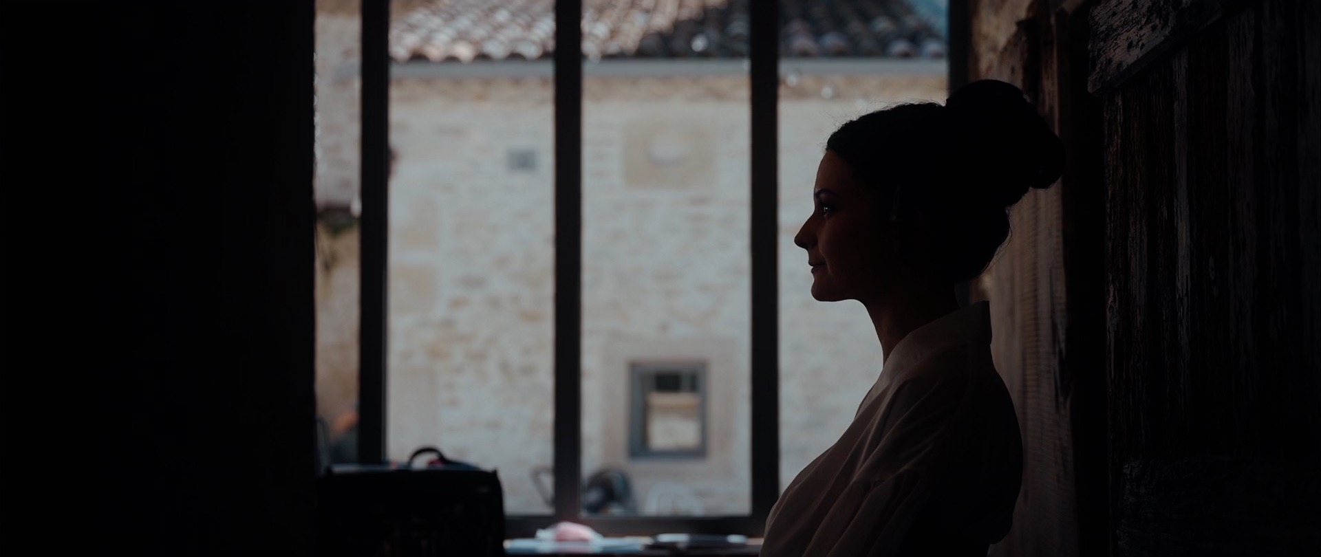 Silhouette de mariée dans la pierre — extrait de film