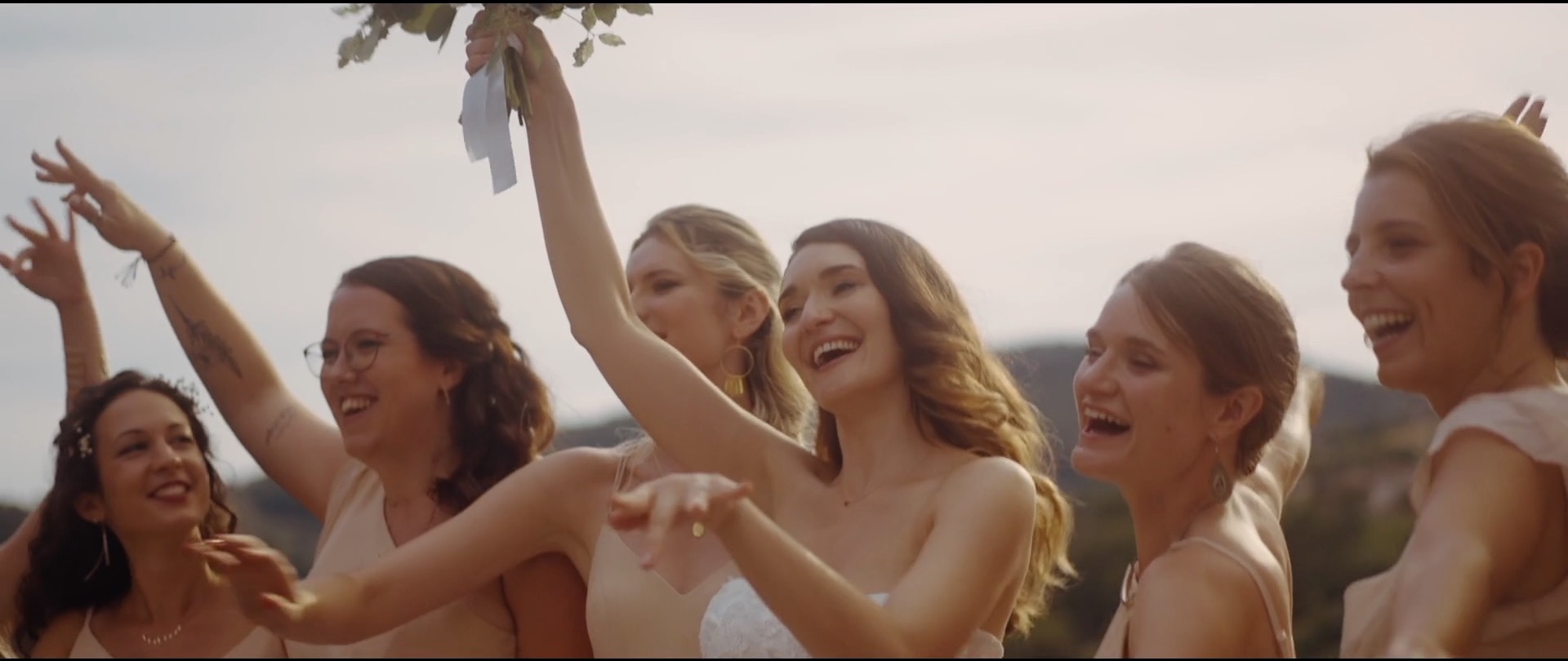 Demoiselles d'honneur acclamant la mariée — extrait de film