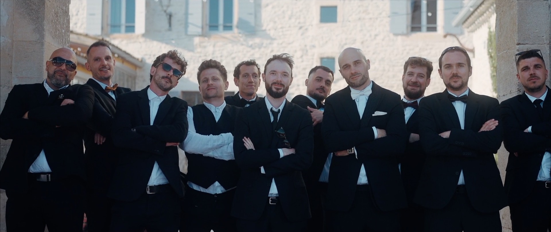 Groupe de garçons d'honneur en costume — extrait de film