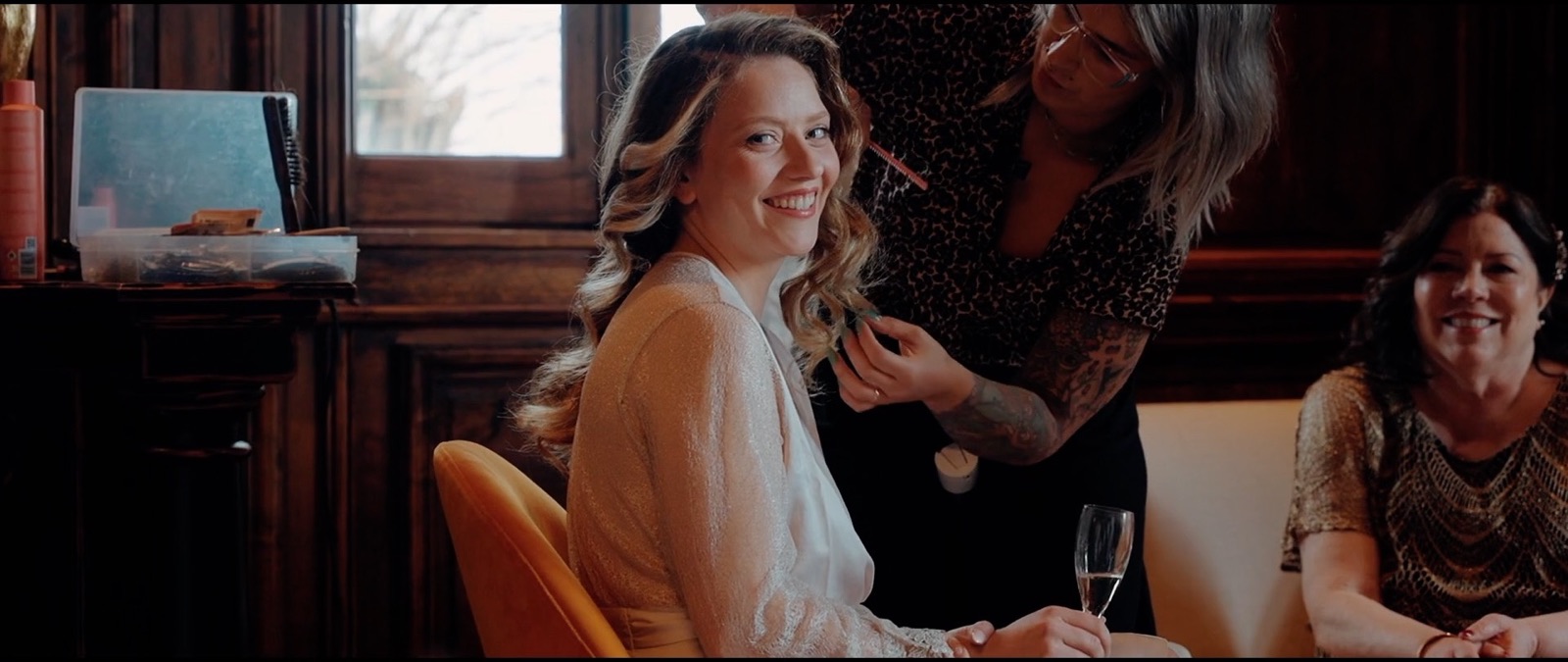 Mariée pendant la coiffure — extrait de film