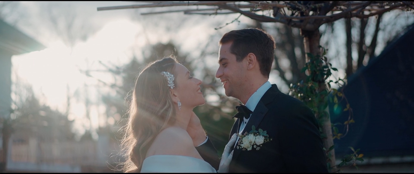 Couple à l'heure dorée sous la pergola — extrait de film